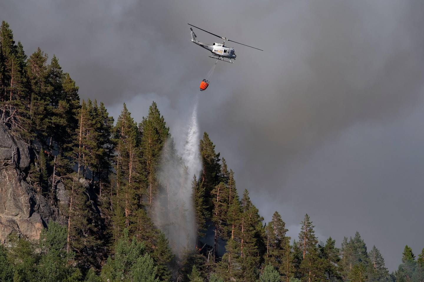 Bykle  20180713.
Skogbrannene raser i Setesdalen. Et Bell helikopter jobber med brannen ved Bordalen sør for Bykle.
Foto: Tor Erik Schrøder / NTB scanpix