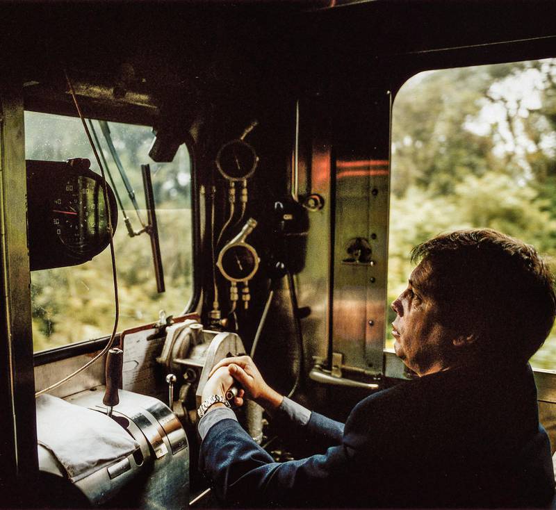 Lokomotivføreren på den smalsporede jernbanen mellom Curitiba og Morretes heter Antonio og har kjørt turen noen tusen ganger.