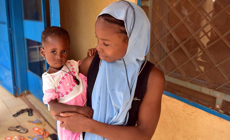 Flukt: Kvinner og mødrehelse vil bli offer for president Donald Trumps varslede kutt i støtte til organisasjoner som   jobber for kvinners reproduktive helse. Krisen i regionen rundt Tsjadsjøen har tvunget millioner på flukt. Denne kvinnen og barnet hennes har flyktet fra terrorgruppa Boko Haram og får hjelp på et sykehus i Niger. FOTO: ISSOUF SANOGO/NTB SCANPIX