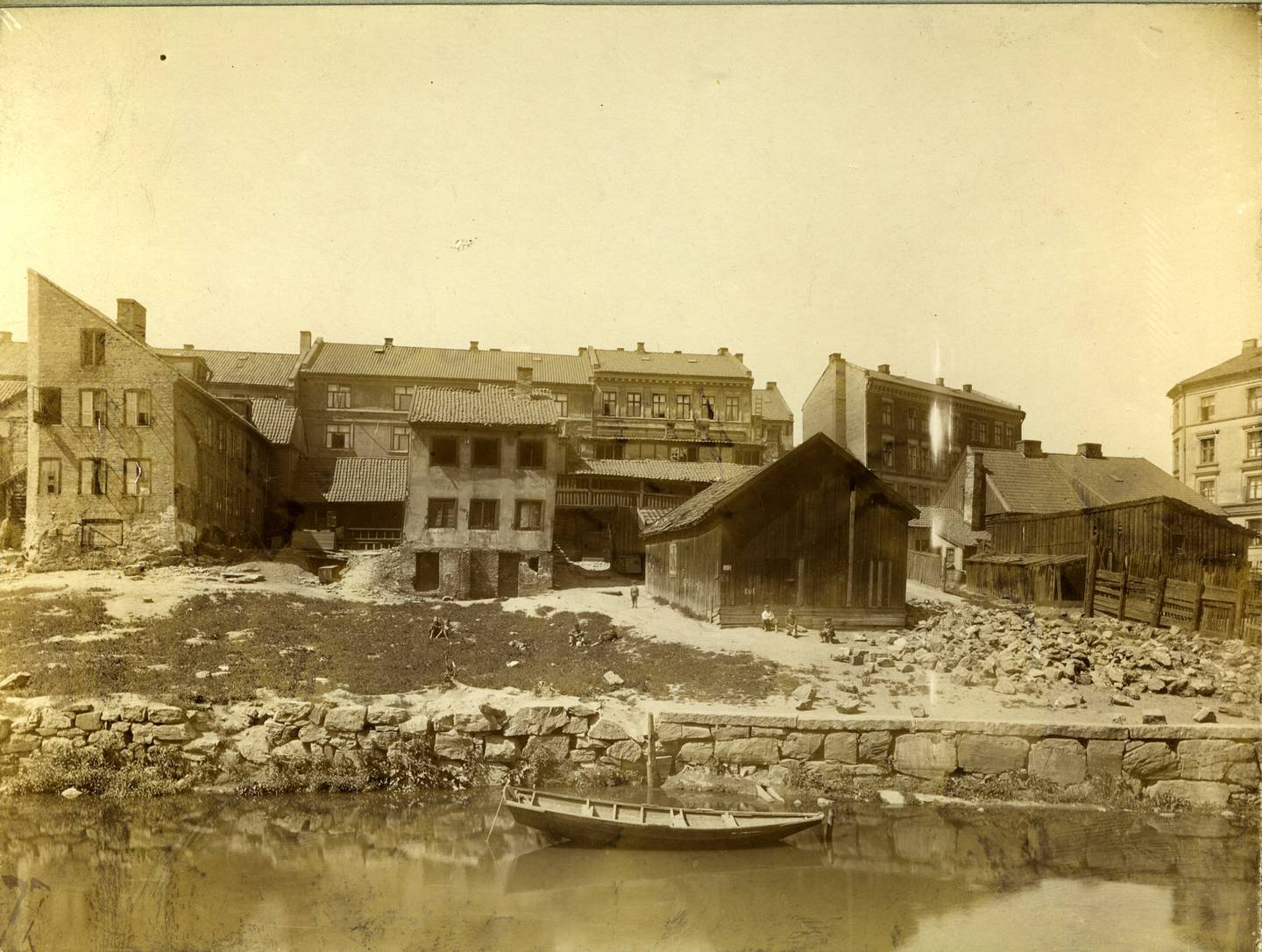 Boligsaken var tett forbundet med fattigdom og arbeiderklassens boligsituasjon. Her gamle og slitte trehus i Fjerdingen langs Akerselva.