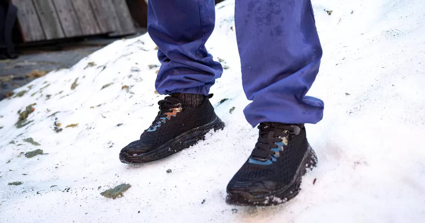 Buksa til helsefagarbeider Kim Alexander Olsen ble raskt gjennomvåt etter nærkontakt med snøen.