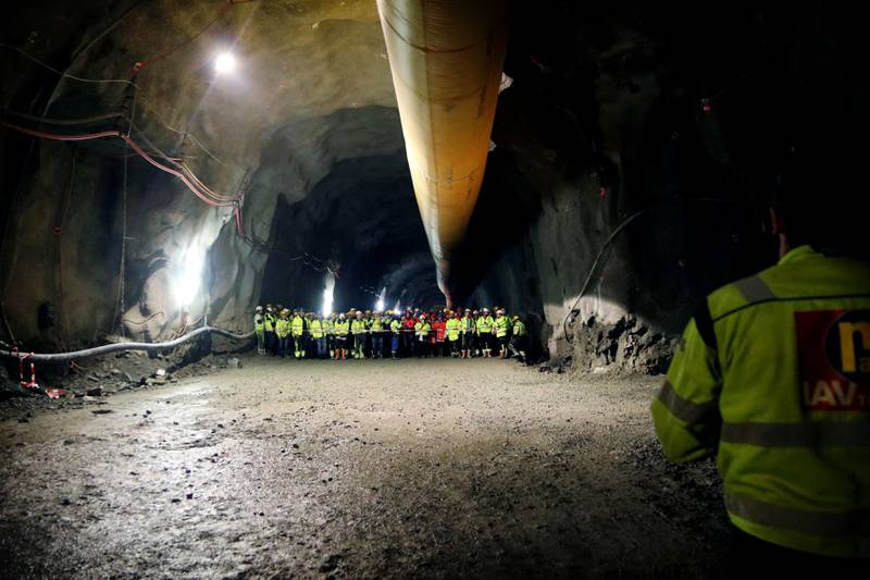 De som oppholdt seg i tunnelen måtte stå bak sperrebåndet mens salven ble avfyrt. Foto: Tone Helene Oskarsen