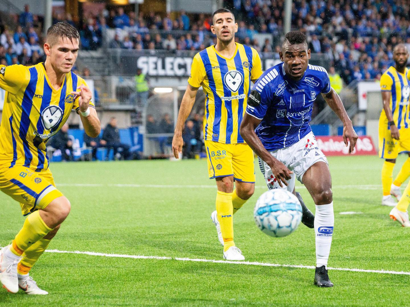 Kjartansson (t.v.) i aksjon for Maccabi Tel Aviv mot Sarpsborg i Europaligaen i 2018. Foto: NTB scanpix