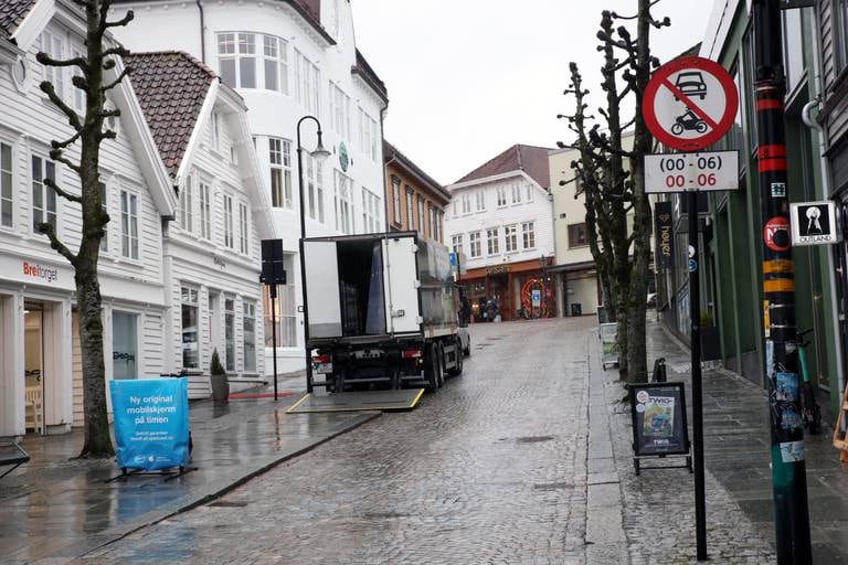 Varetransporten skaper utfordringer når større deler av Stavangers sentrum blir del av gågatesystemet. Nå er denne strekningen nattestengt.