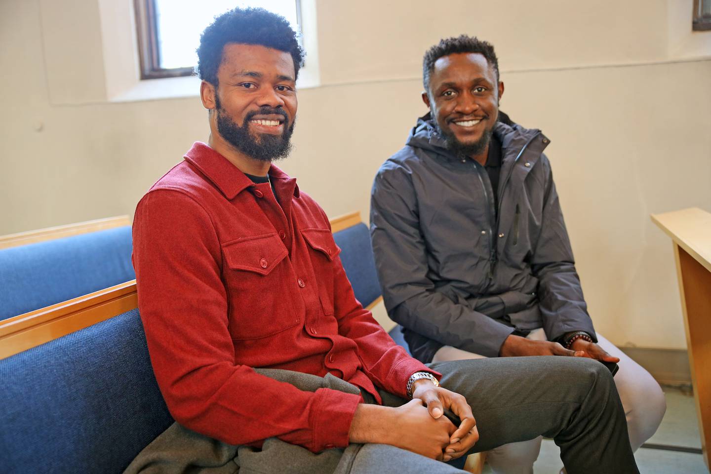 Studentene Kaly Dji Ndykwo og Larry Msah fikk begge bære korset i Stavangers gater.