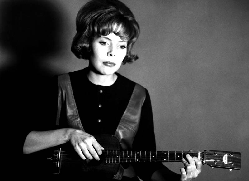 Joni Mitchell med sin første ukulele, rundt 1963.