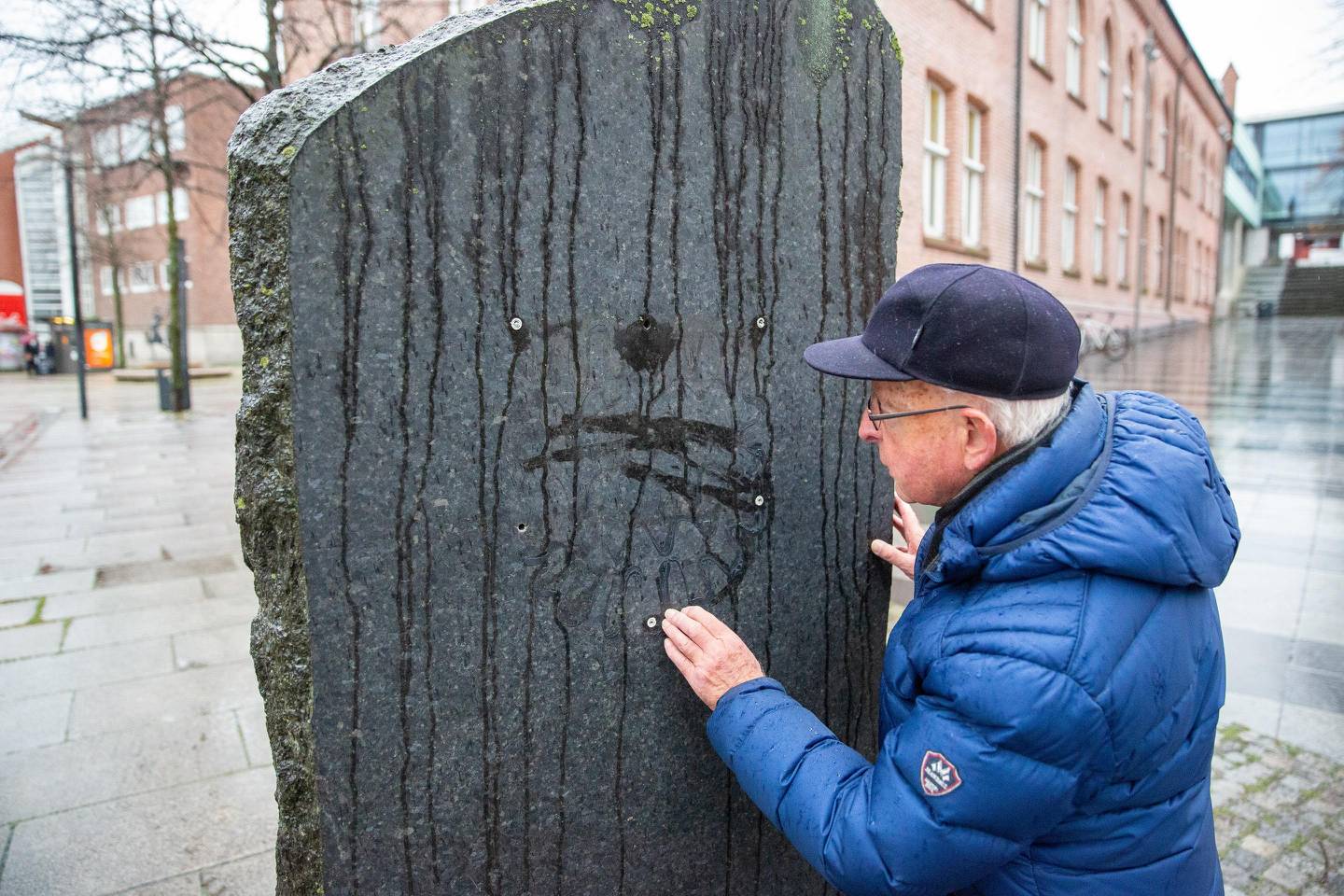 Ivar Ernø er fortvilet over at noen har fjernet mossekråka fra bautasteinen i Moss sentrum.