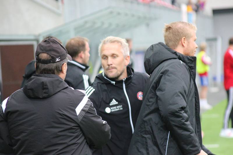 Et noe iskaldt blikk fra Jørgen Isnes da de to trenerne takket hverandre for kampen.