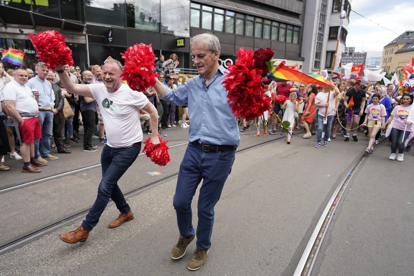 Statsminister Jonas Gahr Støre skal gå i regnbuetoget i Oslo 10. september. Her er han med byrådsleder Raymond Johansen under prideparaden i 2019. Foto: Fredrik Hagen / NTB