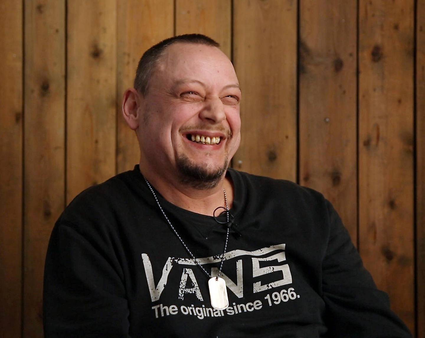 Raga Rockers-sjef Michael Krohn i dokumentarfilmen «Når knoklene blir til gelé».