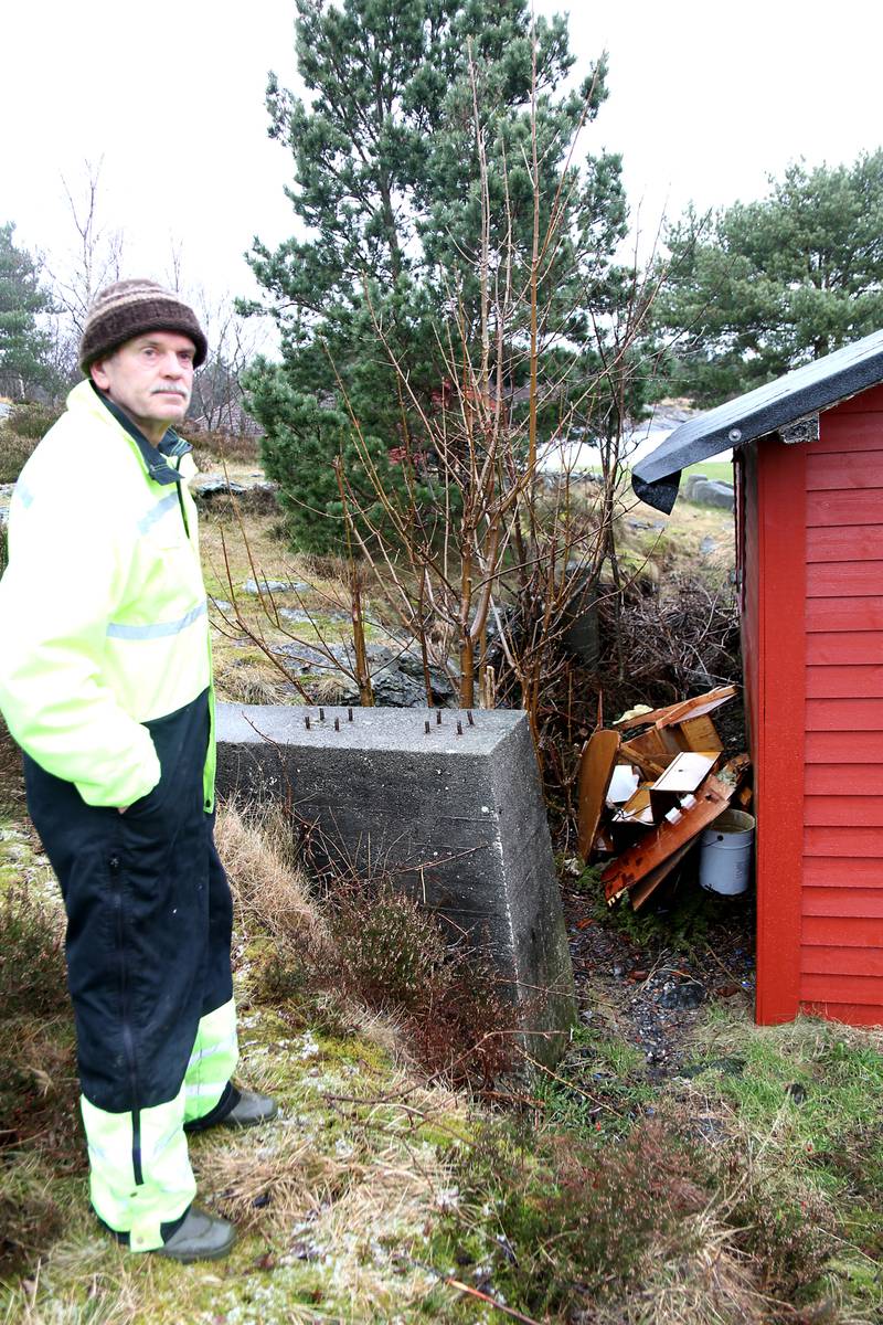 Beboerne på Langøy liker dårlig at enkelte dumper avfallet. Lars Langøy har til og med funnet et kjøleskap på øya. Foto: Arne Birkemo