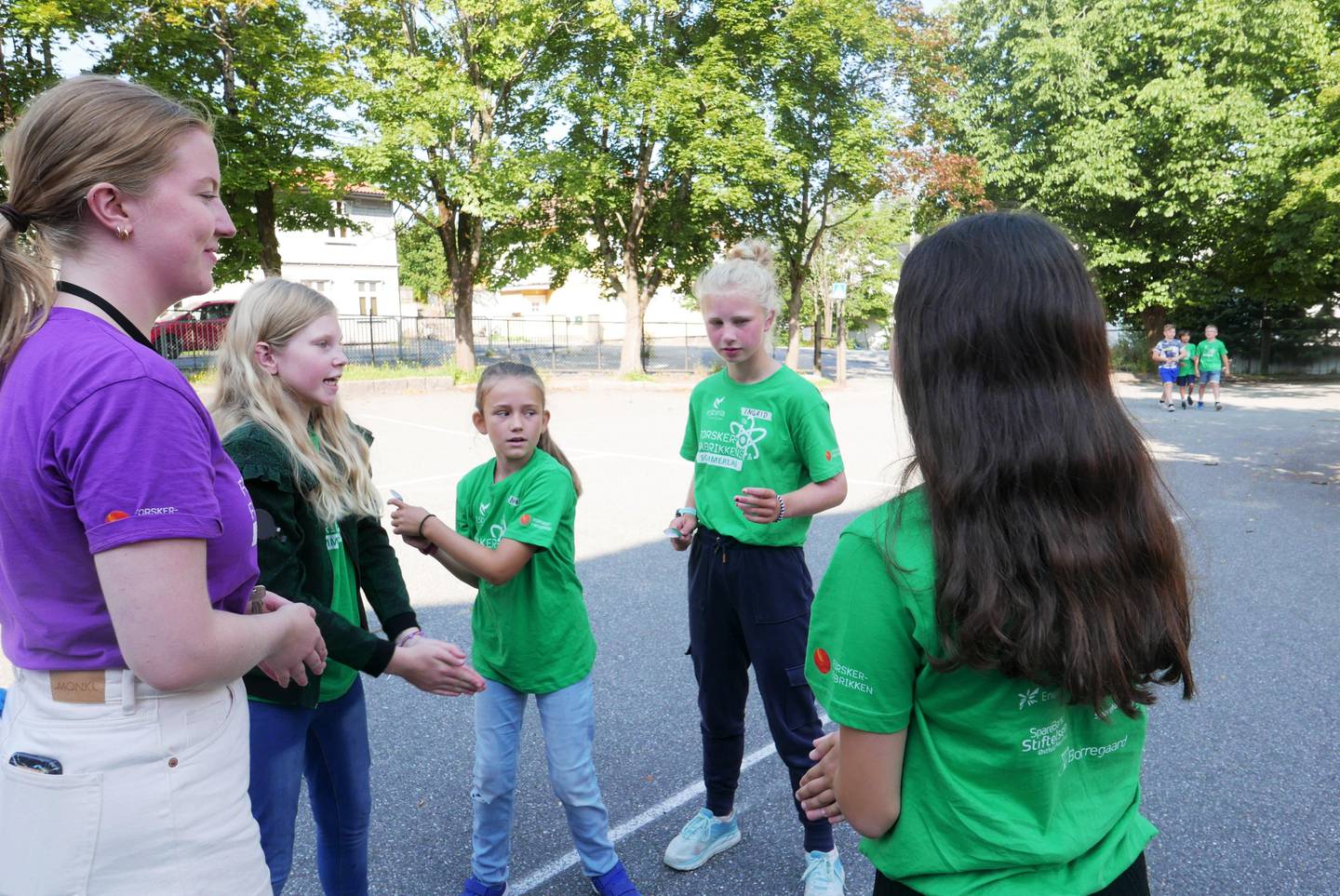 Kursleder Kristin Herø leker hi-ha-ho med elevene. Forskerfabrikken sommerskole Trara skole august 2020