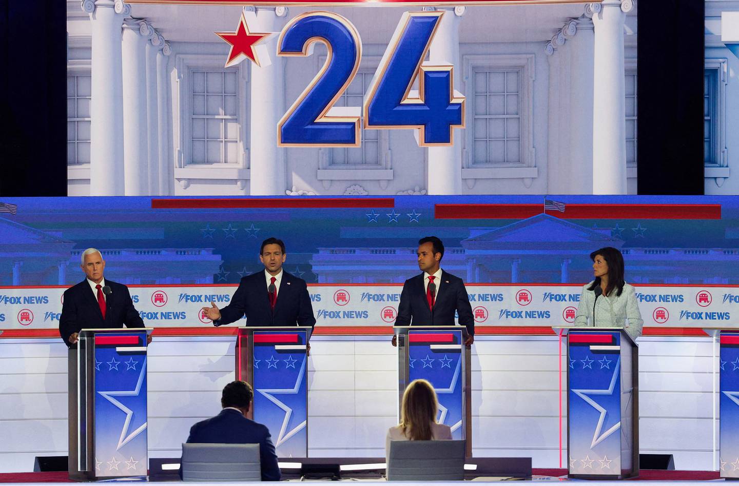 Fra venstre: Tidligere visepresident Mike Pence, Florida-guvernør Ron DeSantis, Vivek Ramaswamy og tidligere FN-ambassadør Nikki Haley på den første debatten.