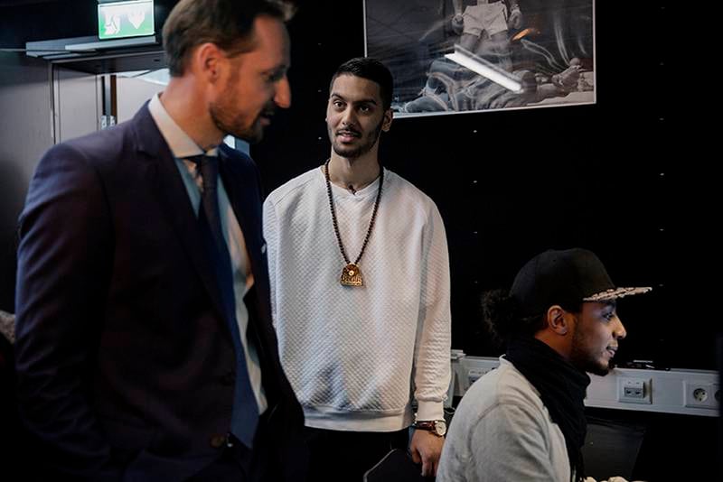 Kronprins Haakon ble med inn i det nye lydstudioet. Rapperen Temoor Ul Hassan (hvit genser) og Eskinder Roth viser hvordan det fungerer.