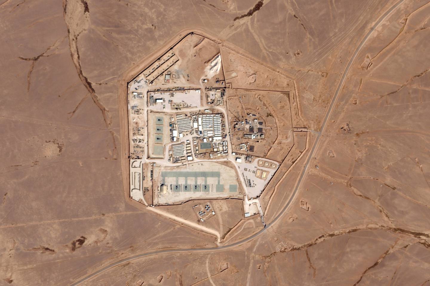 Dette satellittbildet fra Planet Labs PBC viser den amerikanske militærbasen kjent som Tower 22 i Jordan. Bildet er tatt 12. oktober 2023. Arkivfoto: Planet Labs PBC / AP / NTB