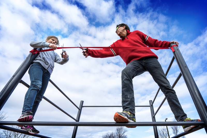 Camilla Øvrebø og Per A. Thorbjørnsen klippet sammen over snoren øverst i parken for å markere åpningen av det nye anlegget. 
