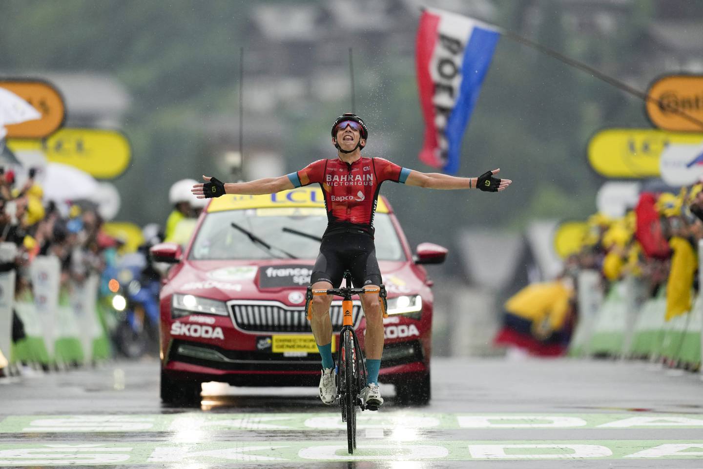 Dylan Teuns trillet inn til soloseier på lørdagens fjelletappe i Tour de France. Foto: Daniel Cole / AP / NTB