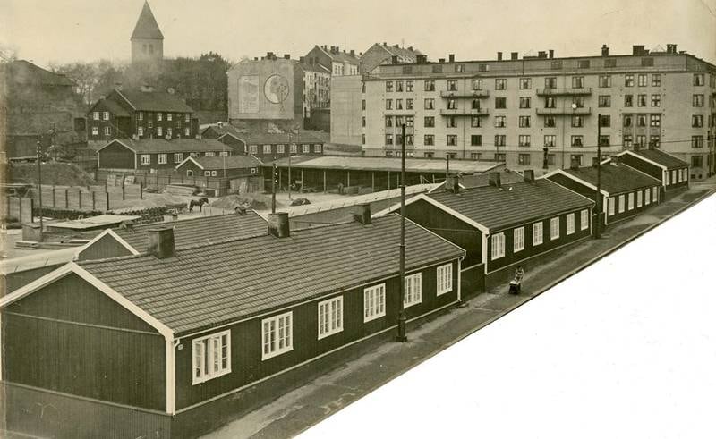 «Aftenposten»-brakkene: Bjerregaards gate. Gamle Aker kirke i bakgrunnen til venstre. FOTO: UKJENT/ARBARK
