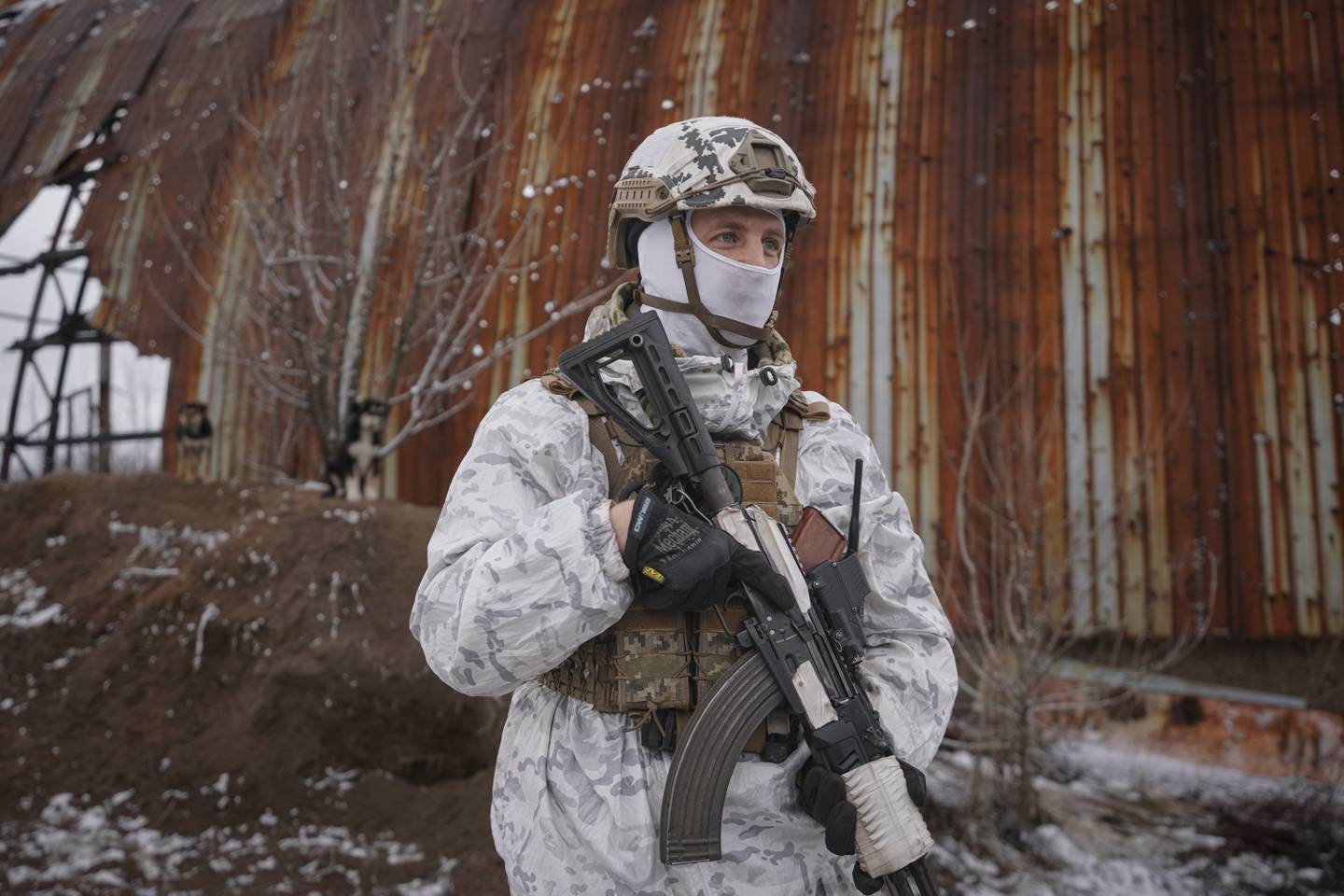 En ukrainsk soldat på plass ved fronten i Donetsk i Donbass-regionen i Øst-Ukraina.