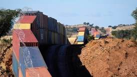 Bygger mur av containere for å stoppe migranter