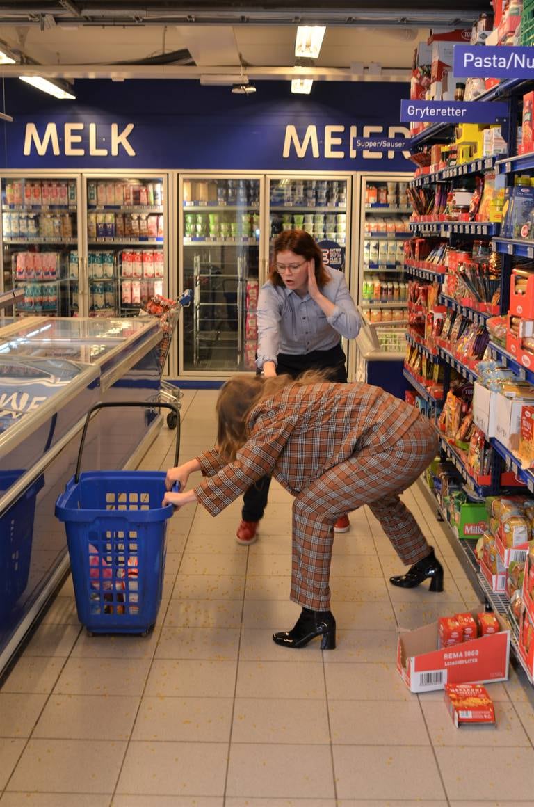 Den alltid blide og tilstedeværende butikkmedarbeideren, spilt av Silje Lindberg, gjør det hun kan for å hjelpe eks-alkoholikeren (Oda Aunan) på beina.