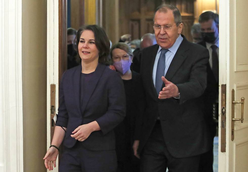 Russlands utenriksminister Sergei Lavrov tok imot Tysklands utenriksminister Annalena Baerbock i Moskva tirsdag. Foto: Maxim Shemetov / AP / NTB