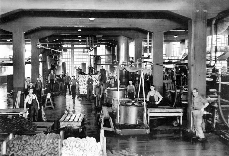 FARGERIET 1938: Det var mannfolka som tok seg av møkkete arbeid som garnfarging ved Nydalens Compagnie.
