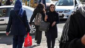 Iran: Hijab-påbud skal vurderes