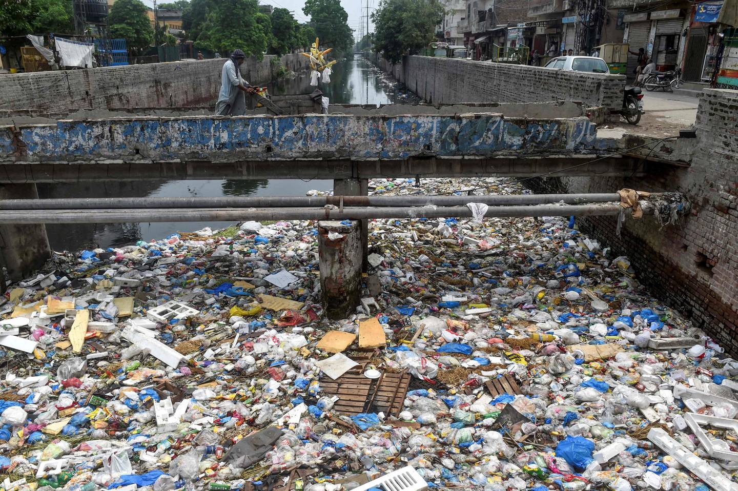 Noen ganger er det nesten ikke til å tro hvor omfattende plastforurensningen er. Bildet viser en elv i Lahore i Pakistan.