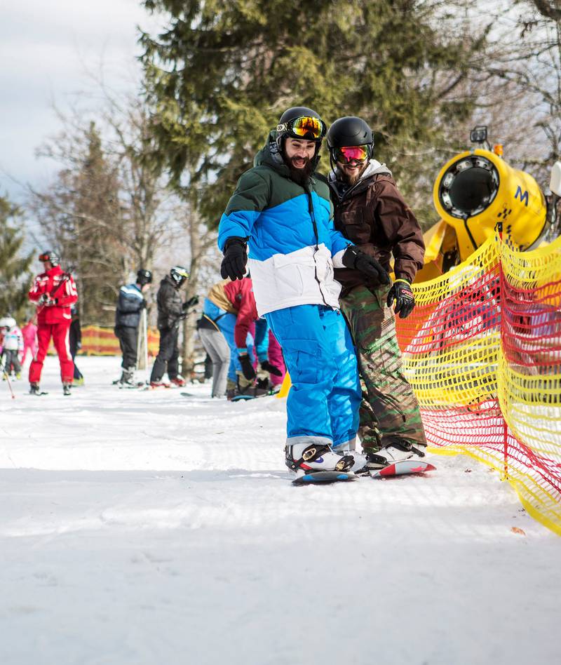 Snowboard-turister i skianlegget Bukovel vest i Ukraina, langt fra krigssonen i Donbass øst i landet.
