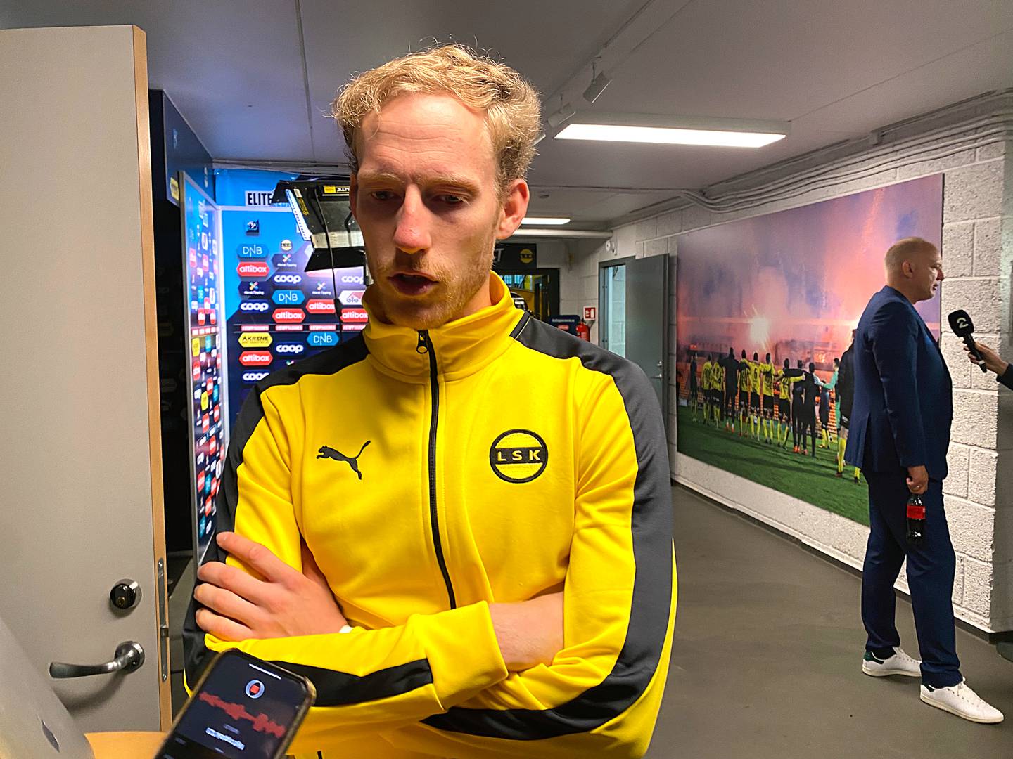 Lillestrøm-kaptein Gjermund Åsen i pressesonen etter rivaloppgjøret mellom LSK og VIF på Åråsen onsdag, der vertene vant 2-0. Vålerenga-trener Dag-Eilev Fagermo ses i bakgrunnen.