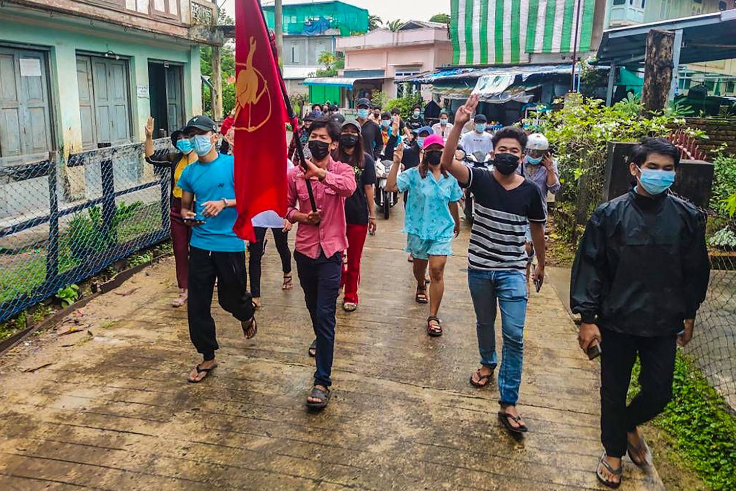 Demonstranter i Dawei sørøst i Myanmar deltar på en protest mot militærkuppet.