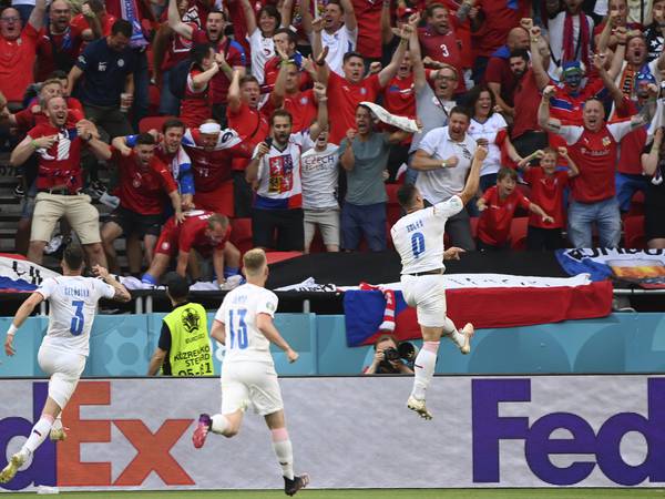 Tsjekkia vant 2-0 over ti nederlendere – blir Danmarks kvartfinalemotstander