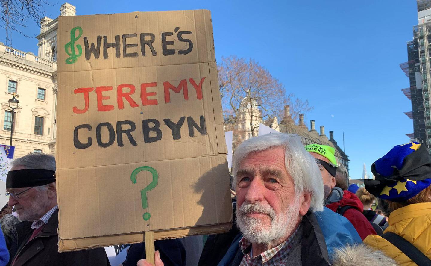 Eric Finlayson (75) har stemt Labour i alle år, men nå er han rasende. Han står blant demonstranter mot brexit foran parlamentet i London.