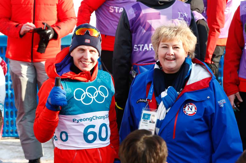 Simen Hegstad Krüger sammen med statsminister Erna Solberg etter sølvløpet.