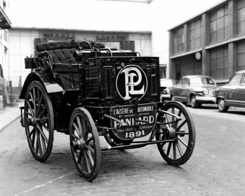 I år 1900 kom nederlandske Petrus Scheltema Beduin til Norge med  en bil av merket "Panhard & Levasson" (bildet). Han er regnet som den aller første bilturist i Norge.
