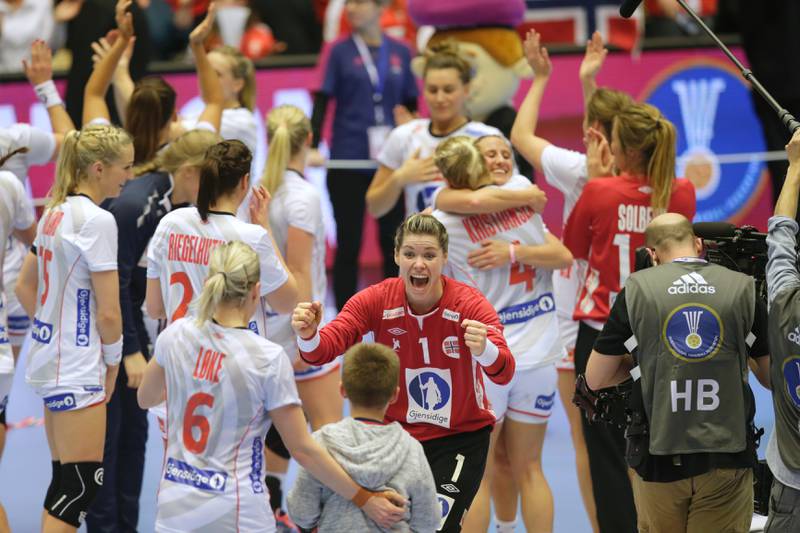 Kari Aalvik Grimsbø (i rød drakt) feirer VM-triumfen sammen med lagvenninnene. FOTO: VIDAR RUUD/NTB SCANPIX