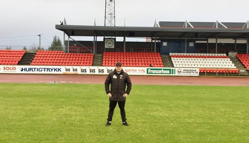Steffen Landro og Nest-Sotra ønsker Viking velkommen i 2018. Den unge treneren mener at Ågotnes stadion nærmest vil være helvete for godt vante Viking-spillere. Alle foto: NTB scanpix, bortsett fra Nest-Sotra, Notodden og Florø, som er tatt av klubbene.