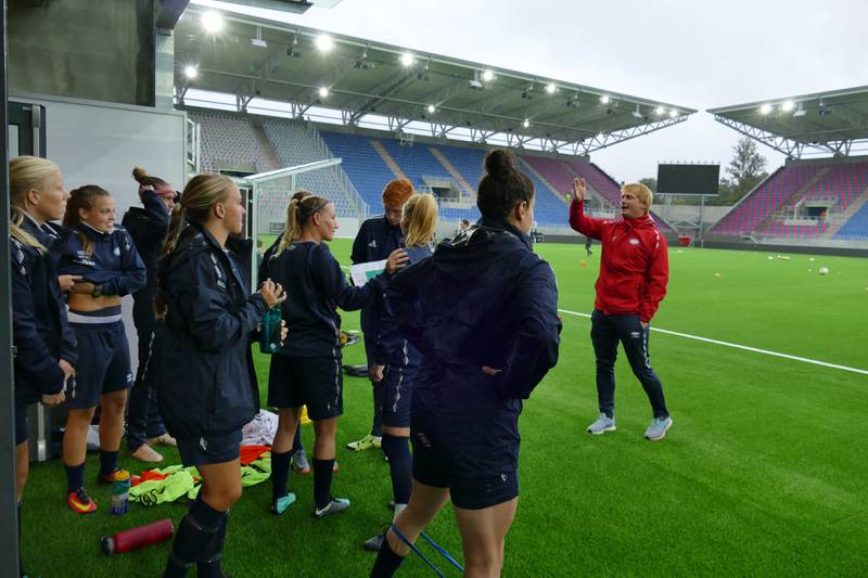 Trener Kjell Edvin Gustad samler spillerne sine til an av de første treningene i Vålerenga kultur- og idrettspark.