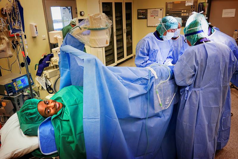 Karina Cham blir operert i foten. Hun merket ingenting, og ifølge legene var operasjonen vellykket. FOTO: ROY STORVIK