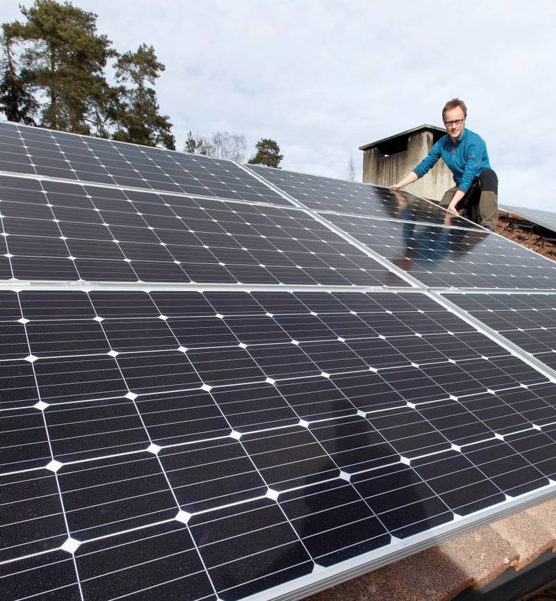 Andreas Bentzen jobber for Otovo, Norges ledende solcelleaktør i privatmarkedet. Høyere strømpriser og billigere solceller har ført til at stadig flere nordmenn skaffer seg solcellepanel på taket.  