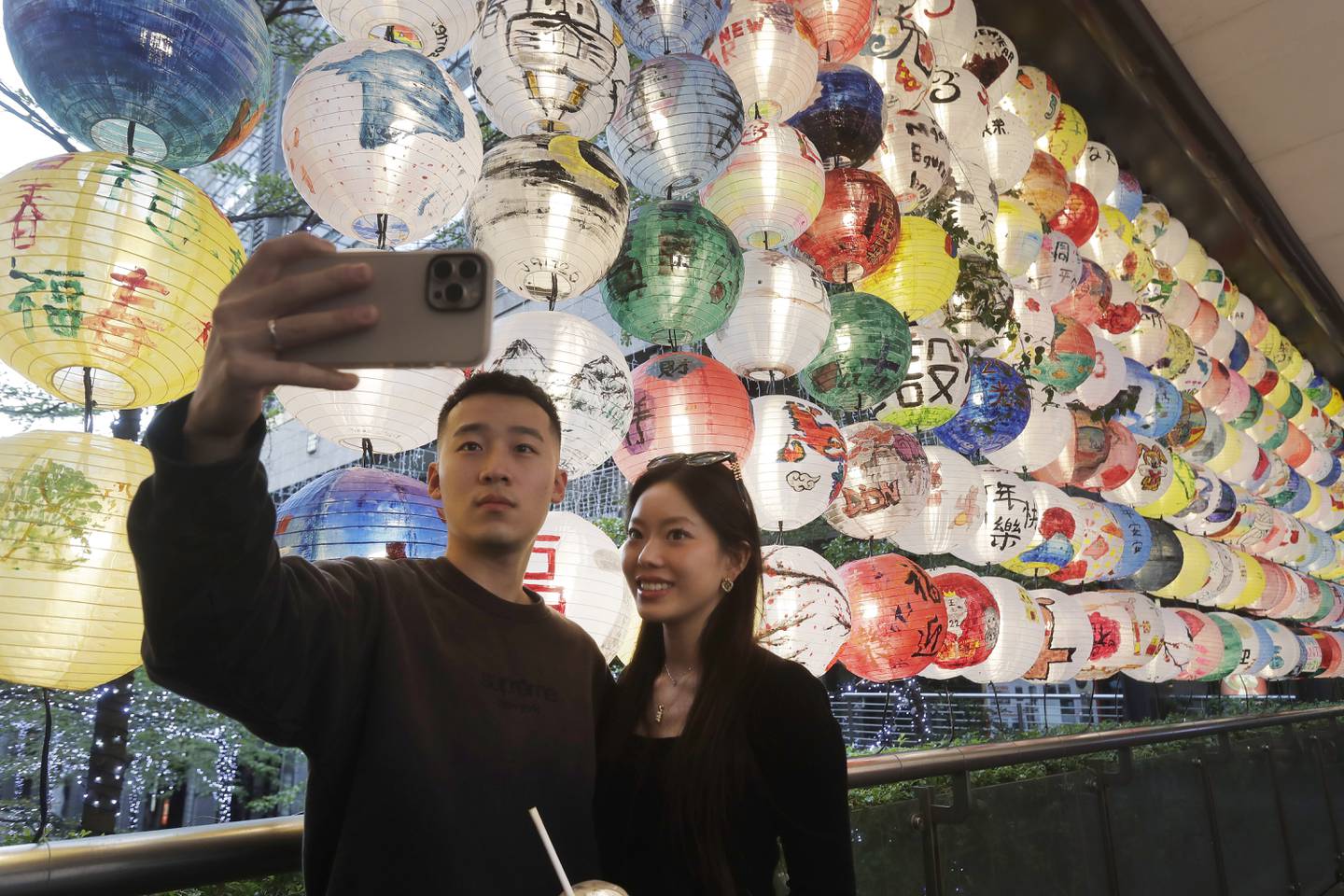 Turister i Taiwan poserer foran lanterner i anledning kinesisk nyttår.