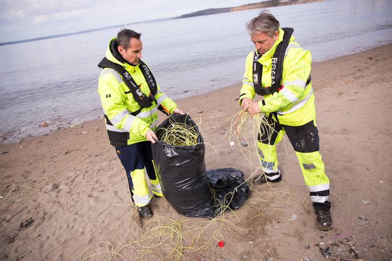 Stranda mistet flagget på grunn av forsøpling i form av sprengtråder. Roy Roos (til v.) og Freddy Rinden fra Moss Havn var blant dem som jobbet med å fjerne sprengtrådene etter at de dukket opp.