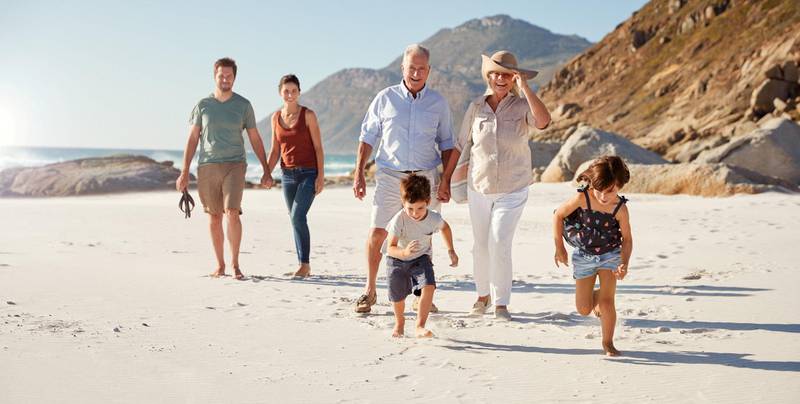 Det er gjerne besteforeldregenerasjonen som inviterer barn og barnebarn med på ferie – ofte i forbindelse med en feiring.