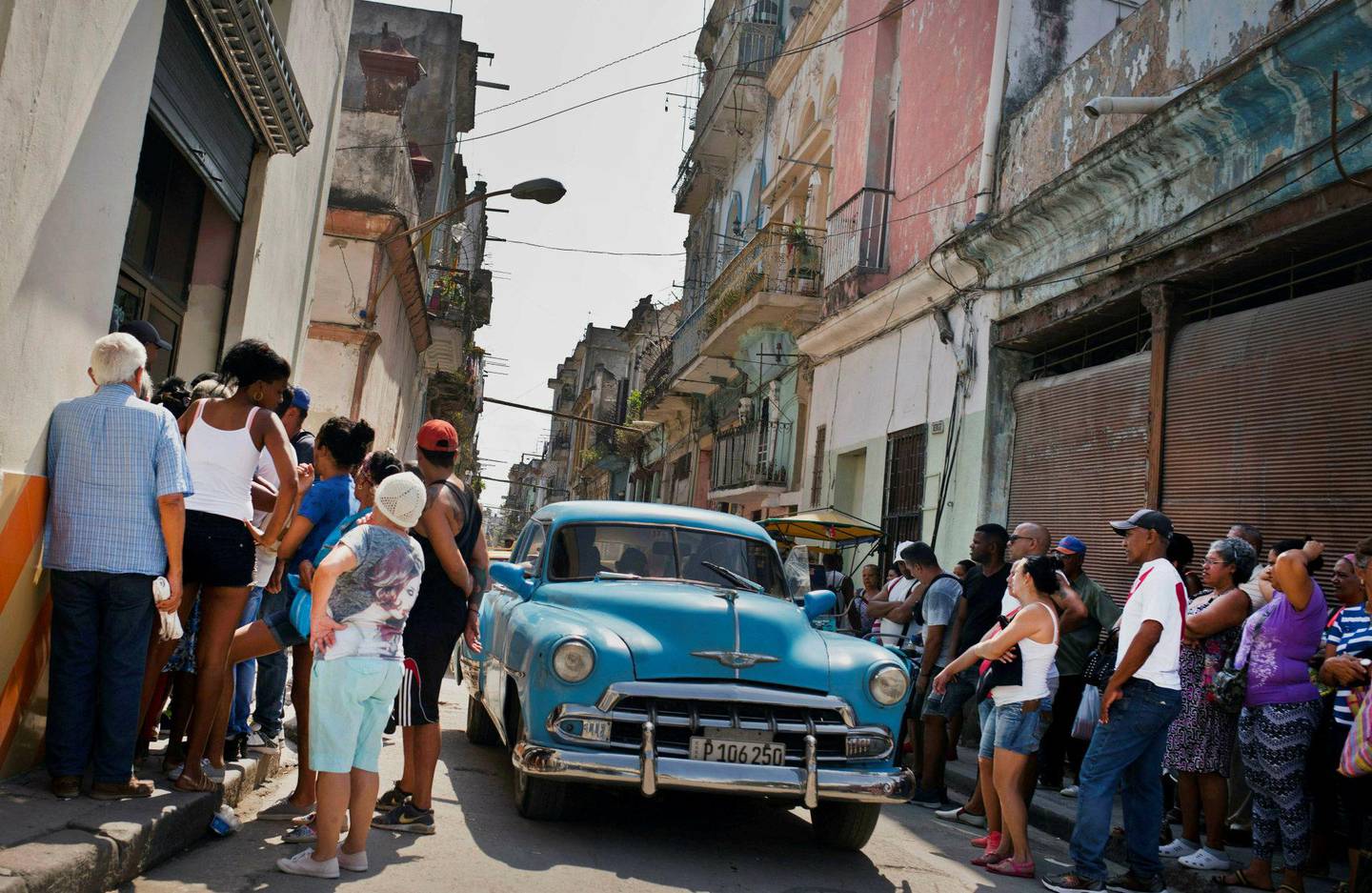 køer: Cubanere venter på å kjøpe mat utenfor en av de statsdrevne matbutikkene i Havanna i mai i år. FOTO: NTB SCANPIX