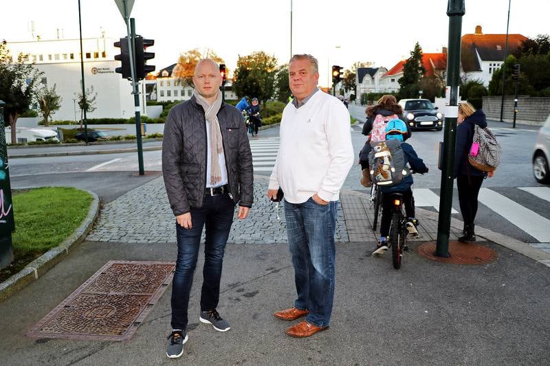 Kjetil Nordbø (t.v.) og Leif Arne Moi Nilsen i krysset Misjonsveien-Seehusens gate. Foto: Stein Roger Fossmo