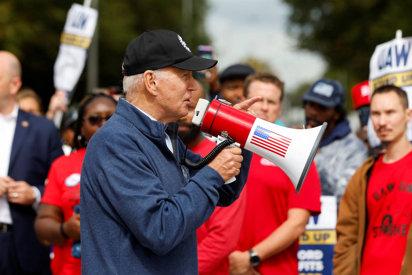 U.S. President Joe Biden joins striking members of the United Auto Workers (UAW) on the picket line outside the GM's Willow Run Distribution Center, in Belleville, Wayne County, Michigan, U.S., September 26, 2023. REUTERS/Evelyn Hockstein