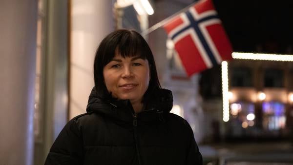 Viktoriia (40) kunne ikke et ord norsk i fjor – nå jobber hun som kunderådgiver
