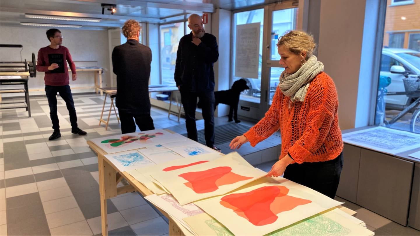 Hege Liseth (f.h.), Arne Revheim, Malakias Liebmann og Tor-Magnus Lundeby forbereder utstillingen av kunstprosjektet «Blokk Ut! 2» i Holmen Fellesverksted.