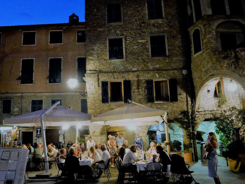 På dagen er landsbyen nærmest tom for mennesker – på kvelden syder det av italiensk dolce vita.